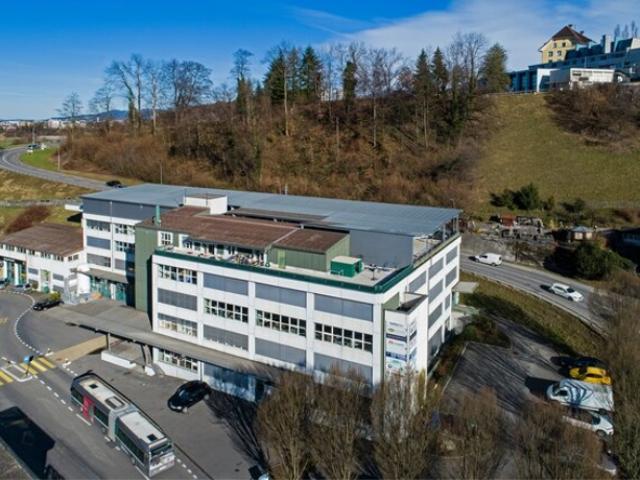Grosses Lager an verkehrsgünstiger Lage