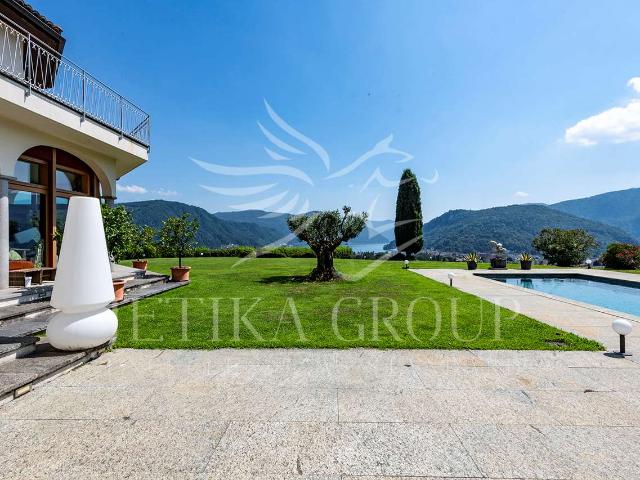 Grosses Landgut mit Pool, Weinberg und Seeblick
