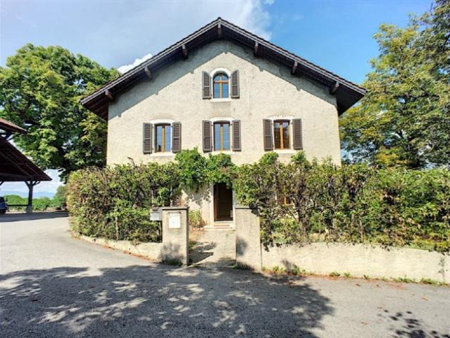 Großes renoviertes 9 Zimmer Einfamilienhaus