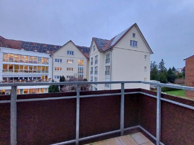 Großes Wohnzimmer mit Balkon