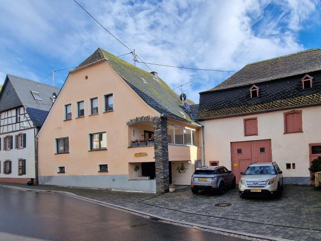 Mosel: Großes Wohn oder Ferienhaus mit historischer Scheune / viel Platz und Möglichkeiten !