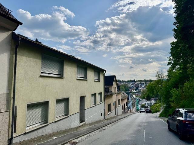 Provisionsfrei für den Käufer! Teilsaniertes 1 2 Familienhaus mit moderner Brennwert Therme, Wintergarten und so.