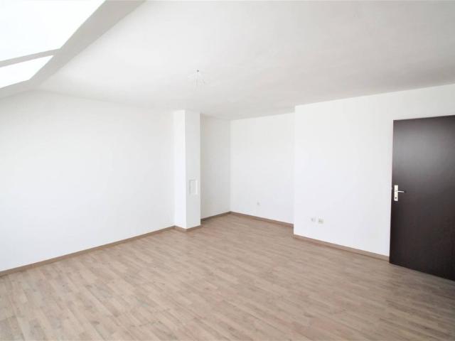 Großzügig angelegte Singlewohnung im Dachgeschoss