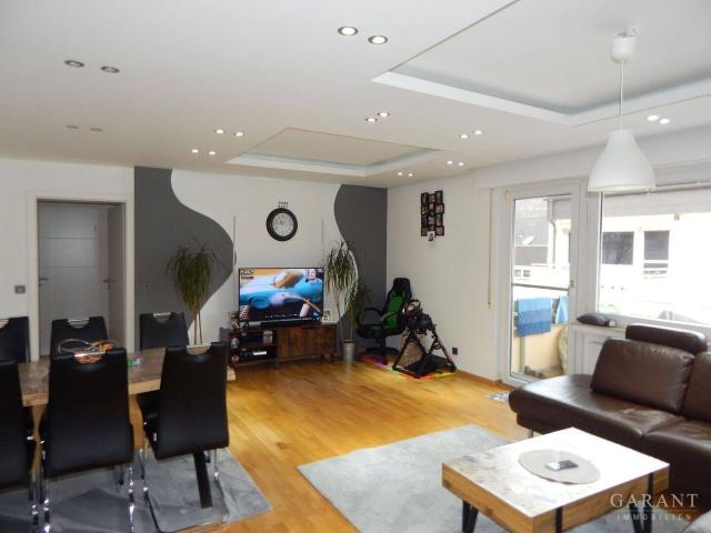 Großzügig geschnittene 4 Zimmer Wohnung mit Balkon und Tiefgaragen Stellplatz