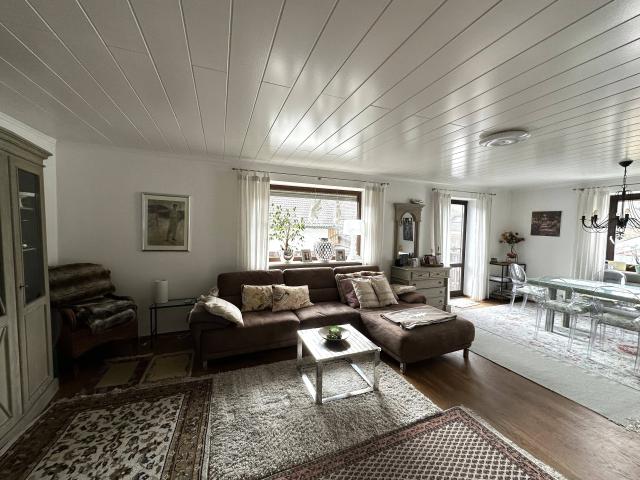 Großzügig geschnittene 3 Zimmer Wohnung mit großer Dachterrasse