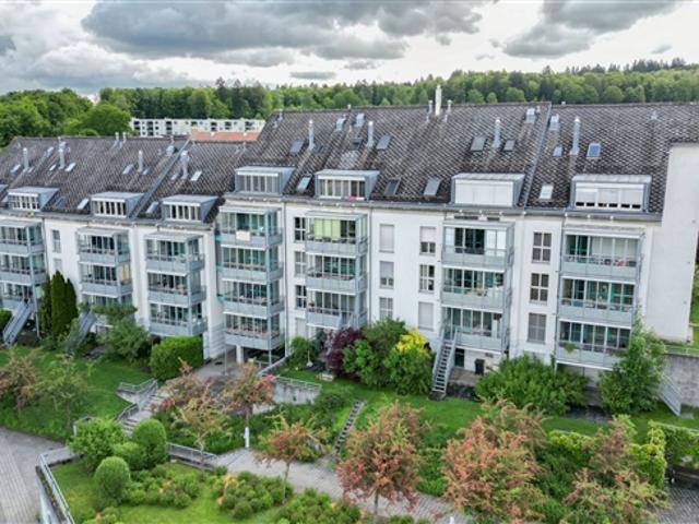 Grosszügig, im Grünen und mit eigener Waschküche & grossem Balkon