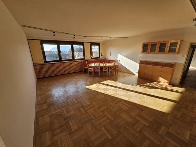 Großzügige 4 Zimmer Wohnung mit traumhaftem Fernblick auf Stift Klosterneuburg, 3. Stock ohne Lift, Stellplatz
