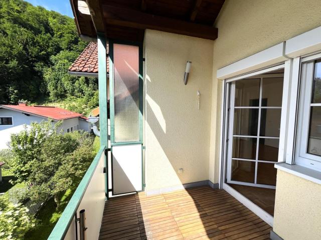 Großzügige 4 Zimmer Wohnung mit Blick ins Grüne