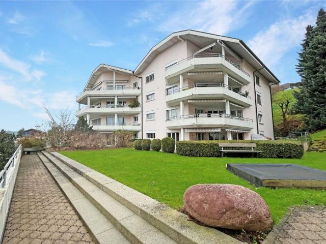 Grosszügige 4 ½ Zimmer Wohnung mit gedecktem Balkon und heimeligen Cheminée