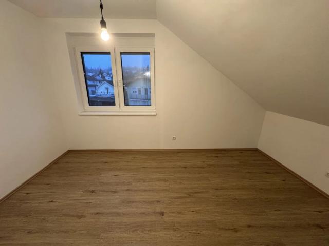 GROßZÜGIGE 4 ZIMMER DACHGESCHOSSWOHNUNG MIT BALKON! SOFORT VERFÜGBAR!