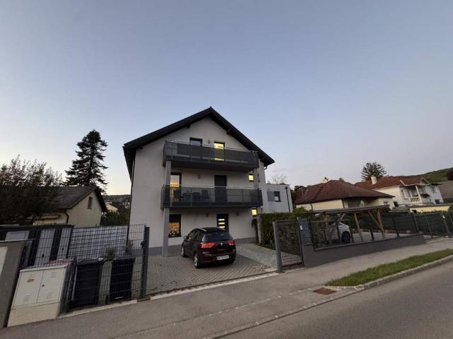 GROßZÜGIGE 4 ZIMMER DACHGESCHOSSWOHNUNG MIT BALKON! SOFORT VERFÜGBAR!