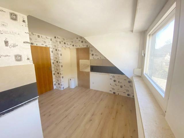 Großzügige 4 Zimmer Dachgeschosswohnung mit Balkon, Tageslichtbad & Garage in Trier Ehrang!