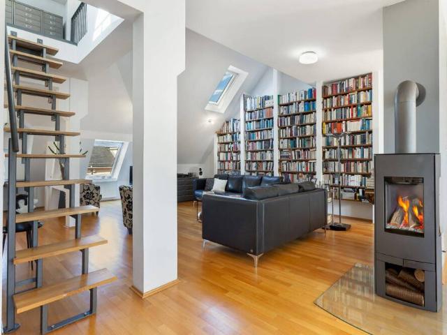 ?Großzügige 4 Zimmer Dachgeschosswohnung mit sonniger Terrasse und Fahrstuhl im Akazienkiez