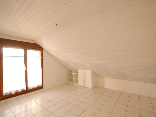 Grosszügige 4½ Zimmer Dachwohnung mit Wintergarten & Cheminée in Re.