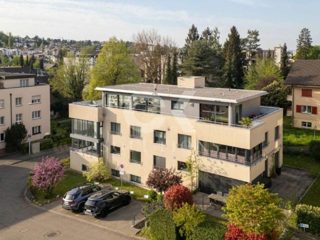 Grosszügige 4.5 Attika Maisonettewohnung mit 100m2 Terrasse, 3 Parkplätzen und Hobbyraum