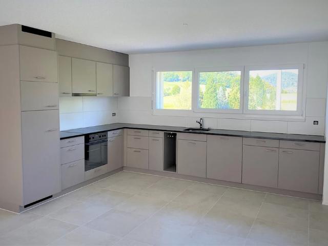 Grosszügige 4.5 Zimmer Wohnung im 1. Obergeschoss mit Balkon