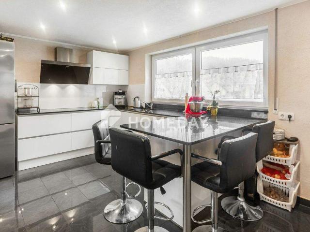 Großzügige 4,5 Zimmer Wohnung mit moderner Ausstattung, geräumiger Terrasse und Garage