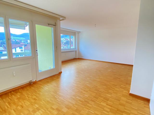 Grosszügige 4.5 Zimmerwohnung mit sanierter Küche und Bad
