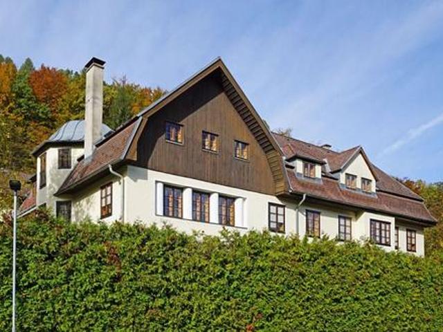 Großzügige 6 Zimmer Wohnung im charmanten Adlerhof inkl. Eigengarten und Stellplatz
