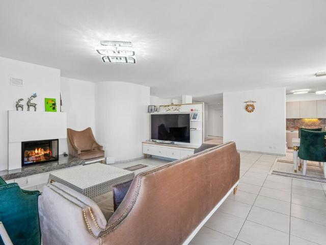 Grosszügige 170 m² Wohnung mit Wintergarten, Cheminee und viel Wohnkomfort