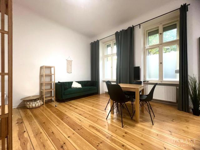 Großzügige 1 Zimmer Wohnung mit Altbaucharme und Potenzial zur eigenen Terrasse