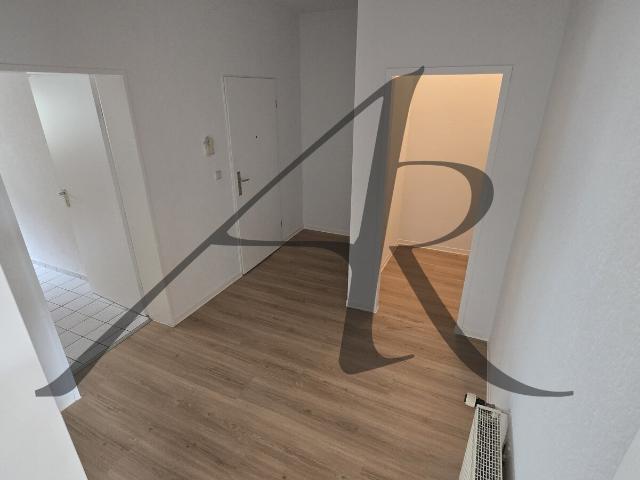 Großzügige 2 Zimmer Wohnung im Villenviertel, Garten und Einbauküche vorhanden