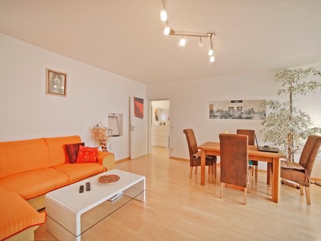 Großzügige 2 Zimmer Wohnung mit großem sonnigen Westbalkon in Bogenhausen nahe Arabellapark!