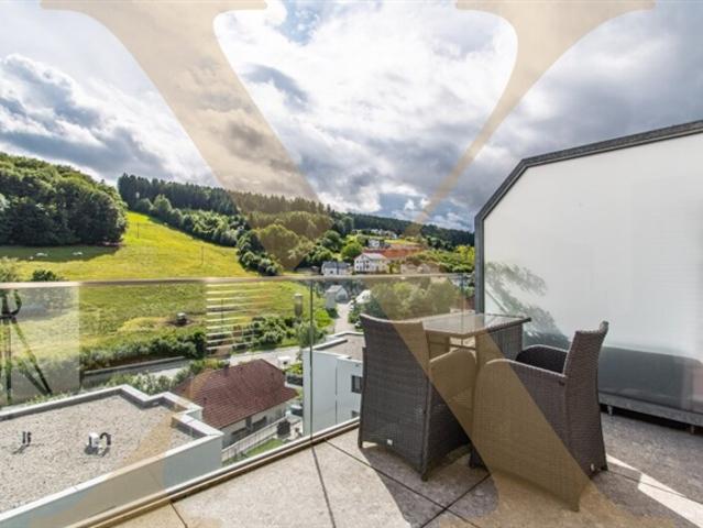 Großzügige 2 Zimmer Wohnung mit heller Terrasse in Lichtenberg zu vermieten!