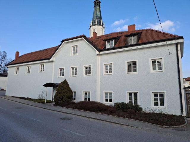 Großzügige 2 Zimmer Wohnung mit möblierter Küche im Zentrum von Lohnsburg