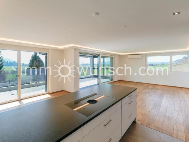 Grosszügige 3 ½ Zi. Eigentumswohnung, mit zum Teil verglastem Balkon, mit herrlicher Fernsicht in die Walliser und Berner Alpen