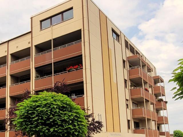 Großzügige 3 Zimmer Wohnung mit zwei Balkonen und Garagen
