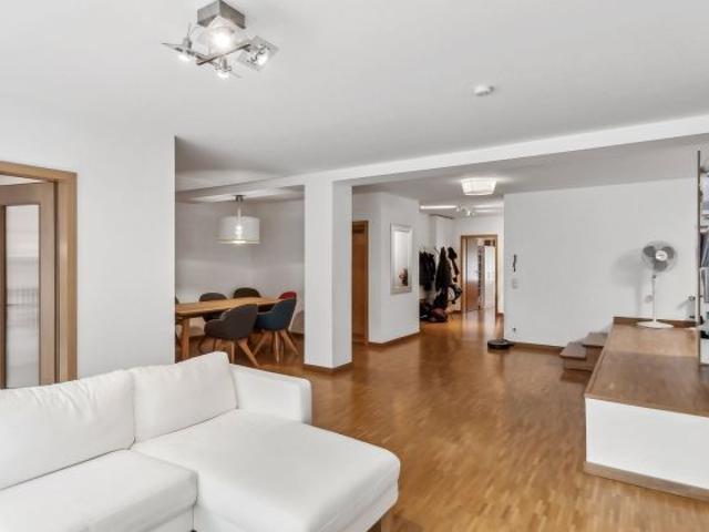 Großzügige 3 Zimmer Wohnung mit eigenem Garten