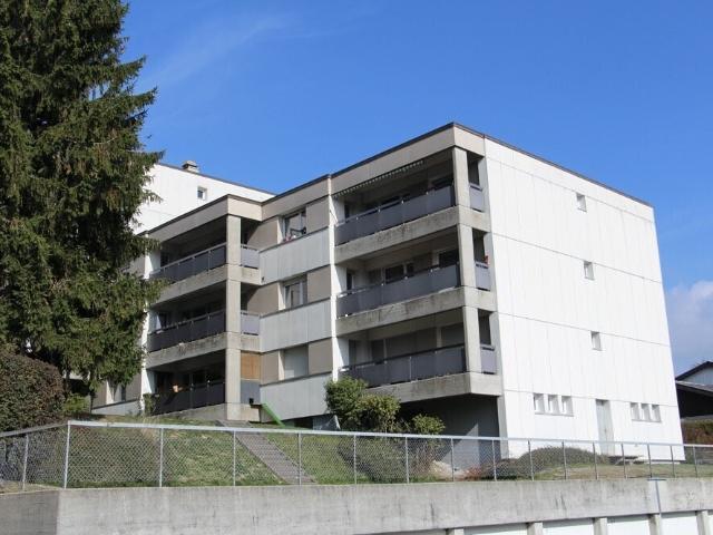 Grosszügige 3½ Zimmer Wohnung in unmittelbarer Nähe zu öffentlichen Verkehrsmitteln und Einkaufsmöglichkeiten