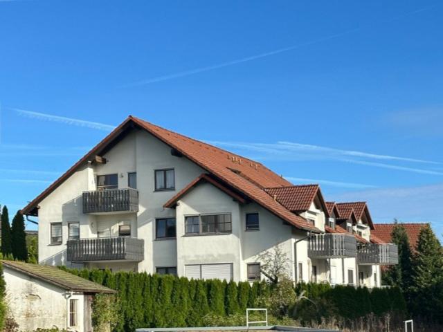 GROSSZÜGIGE 3 ZIMMER OBERGESCHOSSWOHNUNG MIT BALKON UND TIEFGARAGENSTELLPLATZ