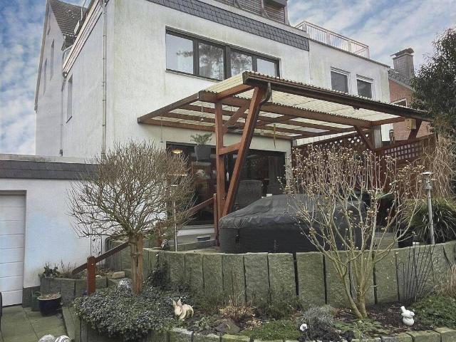 Großzügige und gepflegte Maisonette Erdgeschosswohnung mit schönem Garten und Garage
