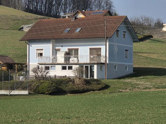 Großzügige und gepflegte Mietwohneinheit in einem Wohnhaus im Obergeschoß in ländlicher Ruhelage