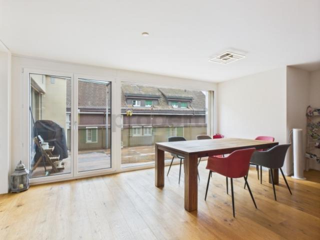 Grosszügige und helle 3.5 Zimmer Wohnung an zentraler Lage