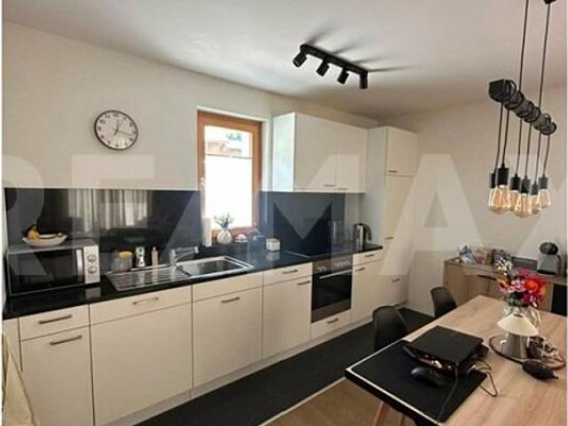 Grosszügige und moderne 2.5 Zimmerwohnung inkl. Aussenparkplatz im Dorfkern von Saas