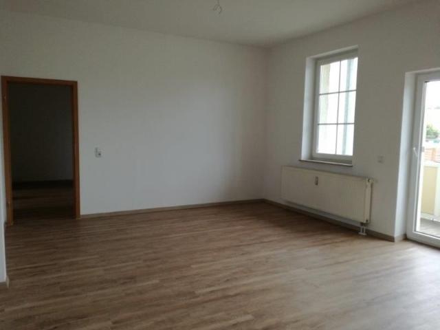 Großzügige 3 Zimmer Wohnung mit Balkon, Einbauküche und Stellplatz