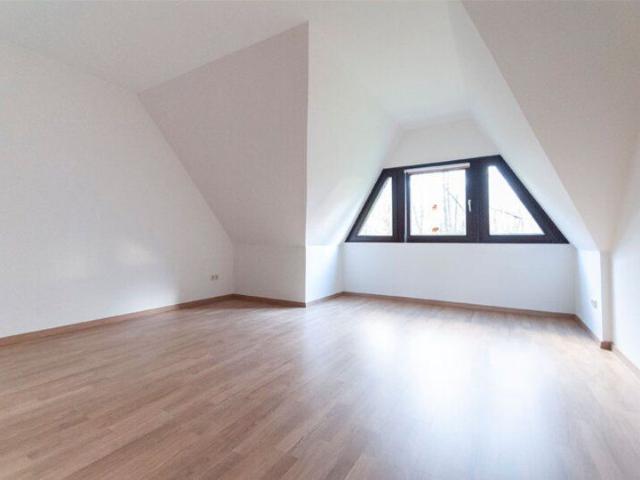 Großzügige und renovierte 3 Zimmer Whg. mit Ausblick ins Grüne