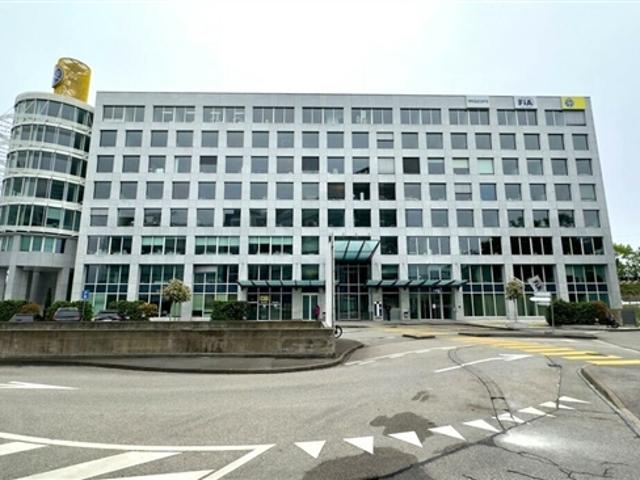 Große Verwaltungsräume in hohen Etagen, die teilweise vermietet sind