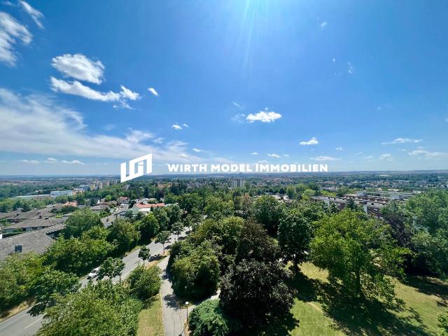 Großzügige Vier bzw. Drei Zimmer Wohnung mit Balkon und Einzelgarage am Steinberg
