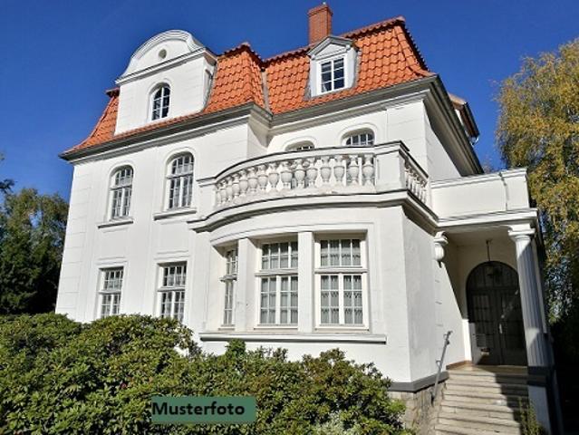 Großzügige Villa mit Schwimmbad und Tiefgarage alles unter einem Dach