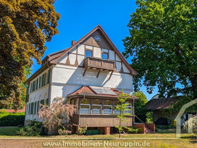großzügige Wohnung mit Gartenteil und Einstellplätzen in ruhiger und beliebter Lage