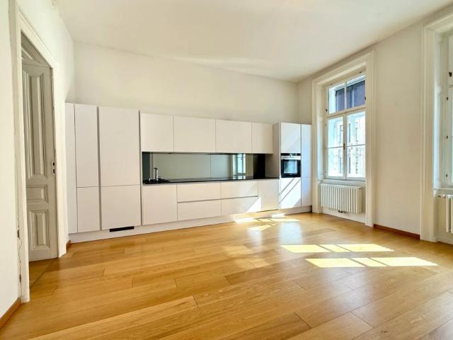 Großzügige Altbauwohnung mit kleinem Balkon in repräsentativen Stilaltbau
