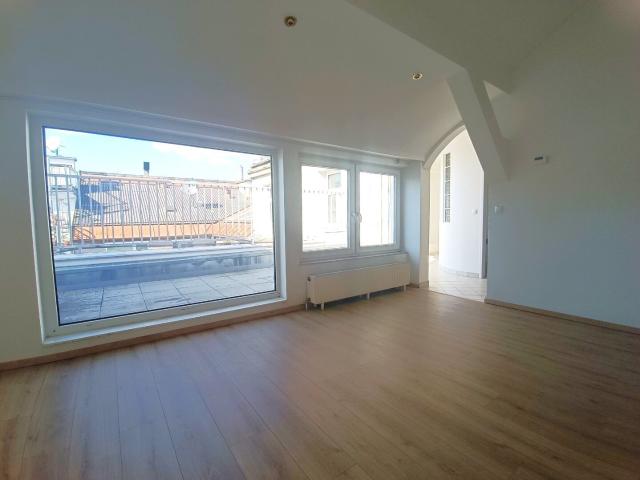Großzügige Dachgeschoss Wohnung mit Terrasse und Innenhoflage! Nähe Servitenviertel und U4 Friedensbrücke!