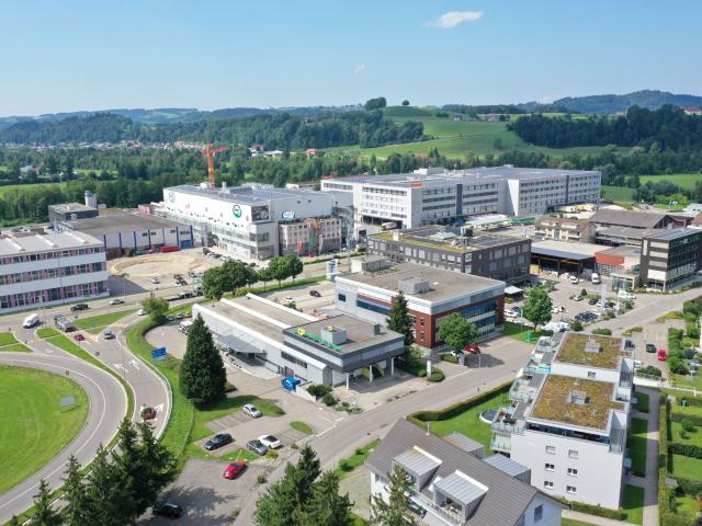 Grosszügige Gewerbe und Büroflächen direkt an der Autobahn