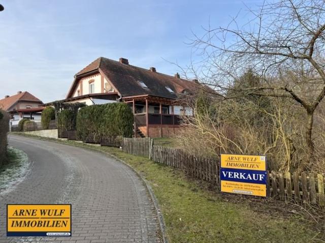 Großzügige Haushälfte am Dorfteich!