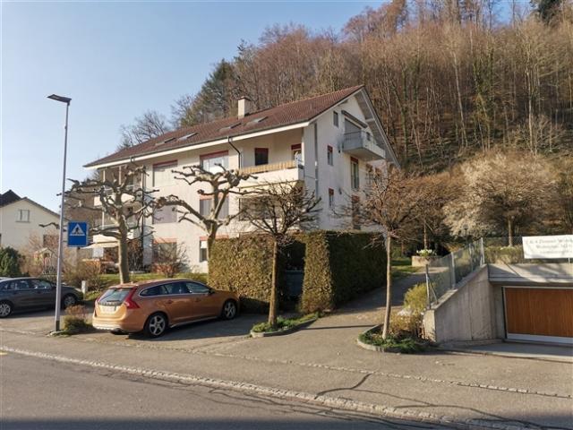 Grosszügige helle Wohnung mit Balkon zentral & im Grünen gelegen