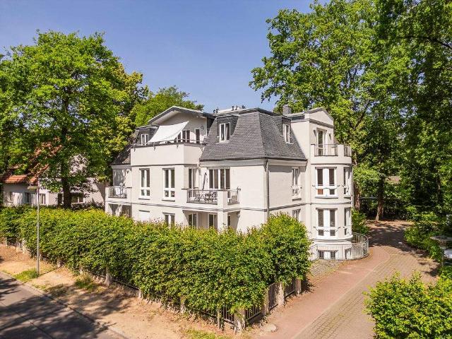 Großzügige, helle Dachgeschosswohnung in bester Lage bezugsfrei